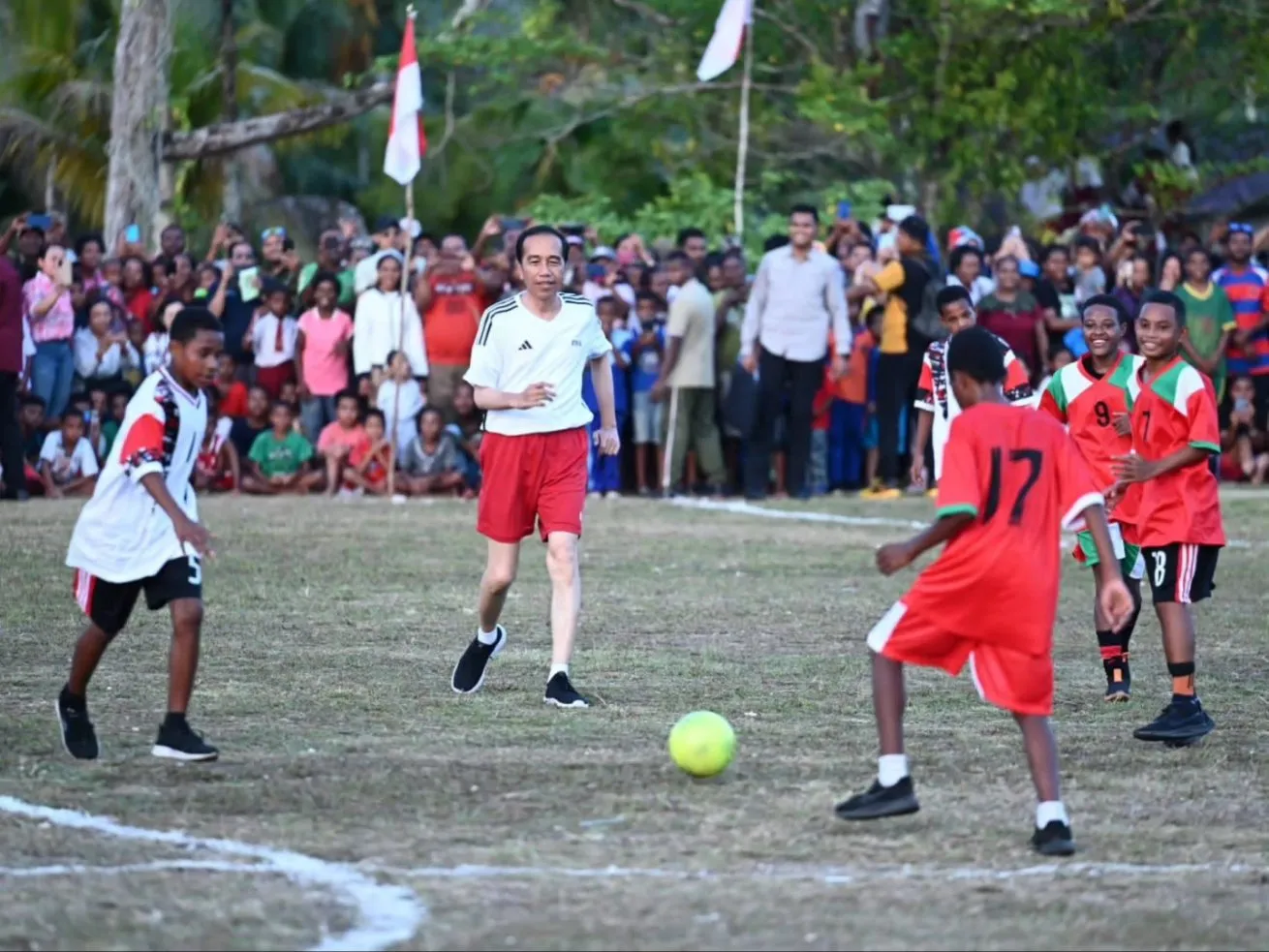 Presiden Joko Widodo Bermain Sepak Bola dengan Pelajar Papua