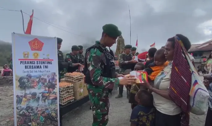 Peringati Natal, Prajurit TNI Satgas Yonif 433 Kostrad Berikan Bantuan di Distrik Dal