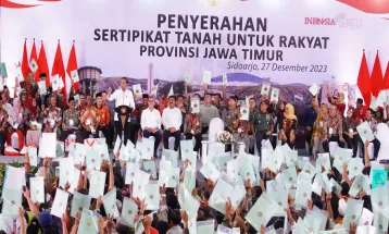 President Joko Widodo Hands Out Land Certificates in Sidoarjo