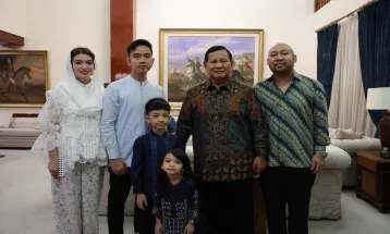 Prabowo Halalbihalal Bersama Gibran, Sajikan Ketupat Opor hingga Jus Buah