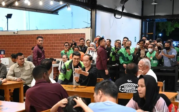 Momen Presiden Jokowi Makan Mie Gacoan di Mataram, Pesan Level Berapa?