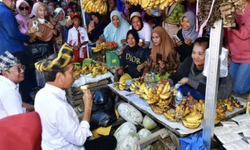 Jokowi Blusukan ke Pasar Laino Raha, Beli 2 Sisir Pisang Susu