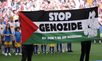 Spanduk Hentikan Genosida Tertulis di Bendera Palestina Dibentangkan di Final Liga Champions Wanita