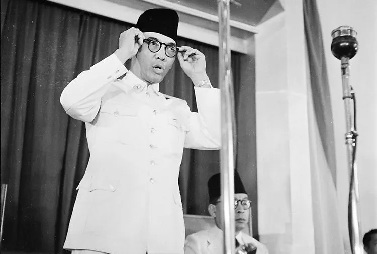 Kisah Bung Karno Lelang Peci Kesayangannya