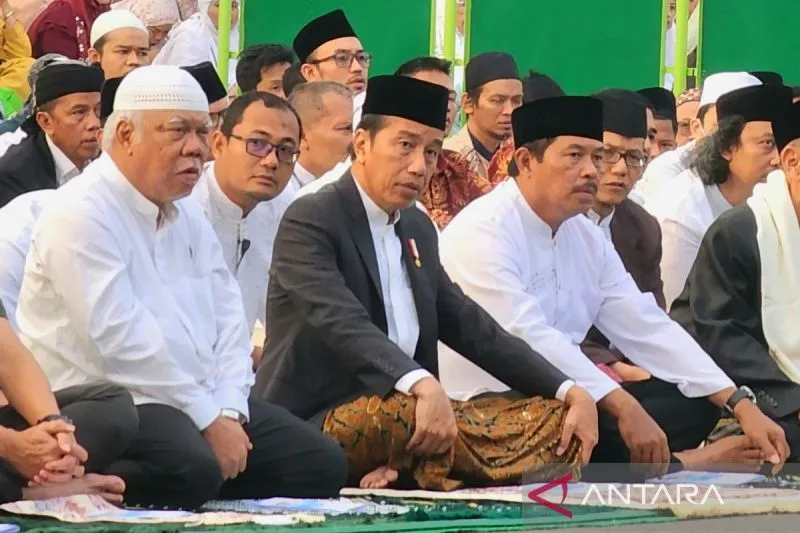 Jokowi Salat Idul Adha di Simpang Lima Semarang, Berkurban Sapi Seberat 1,25 Ton