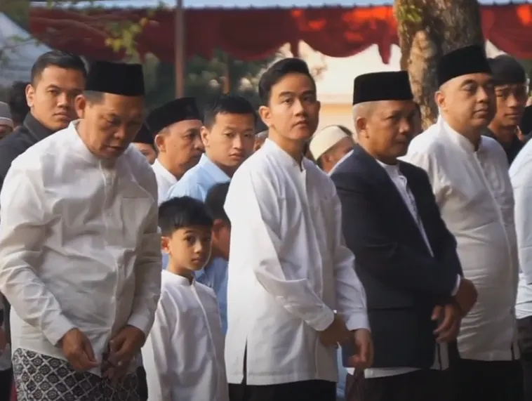 Gibran Salat Iduladha Bersama Timnas U-16 di Balai Kota Solo