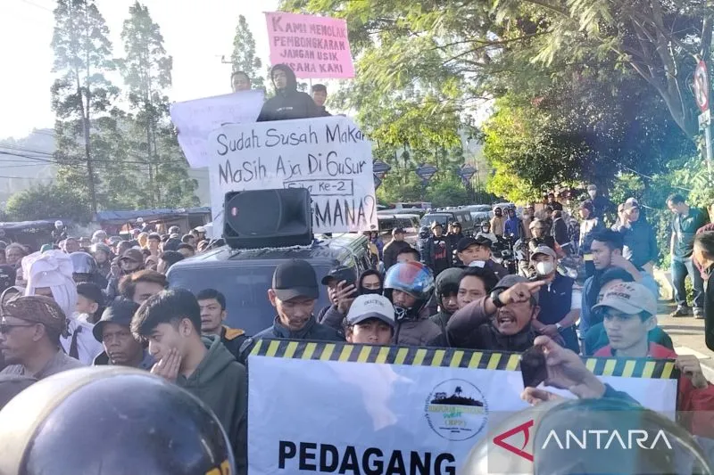 Pedagang Menolak, Penertiban PKL di Kawasan Puncak Bogor Tetap Dilakukan