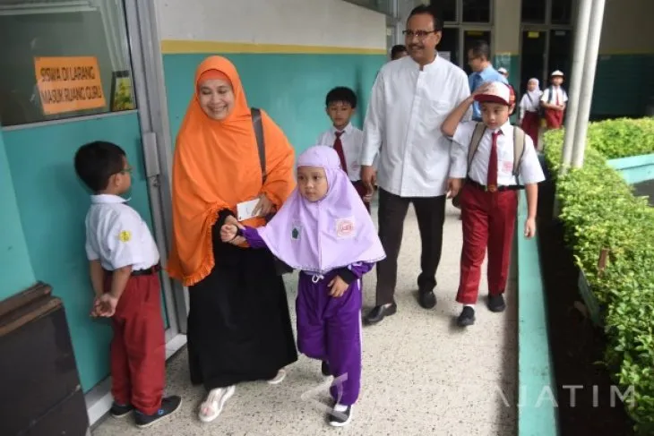 Sejarah Gerakan Mengantar Anak Sekolah: Orang Tua Lebih Dekat, Guru Lebih Tahu