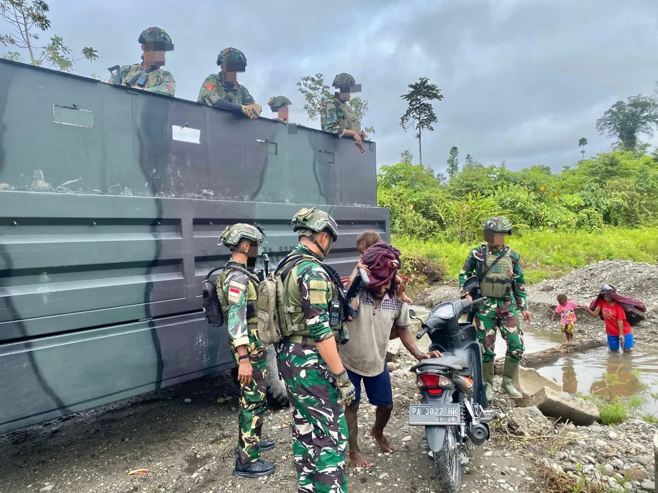 TNI Marines’ Social Communication Welcomed Happily By Maruku Residents