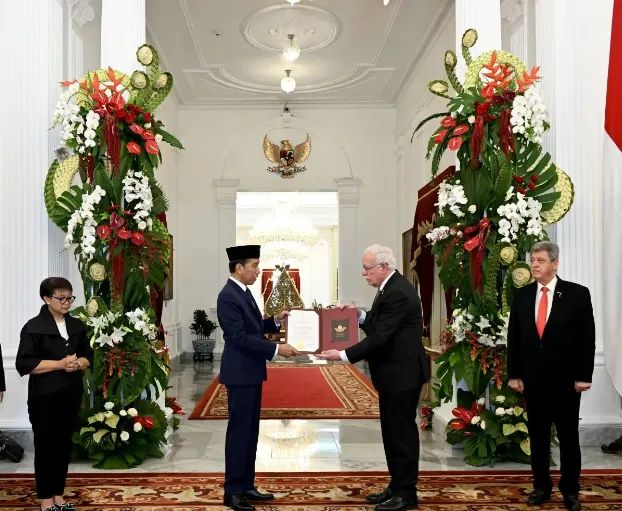 President Joko Widodo and Minister Retno Marsudi  Receive Award from Palestinian Government