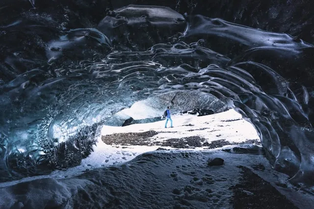 Gua Es di Islandia Runtuh, 1 Orang Tewas dan 2 Masih Hilang