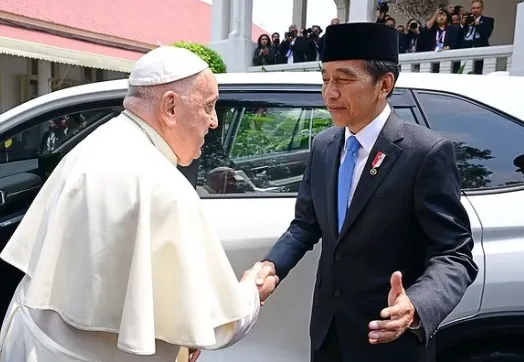 Presiden Jokowi Naik Mobil Innova Zenix Saat Kunjungan Dinas ke Surabaya