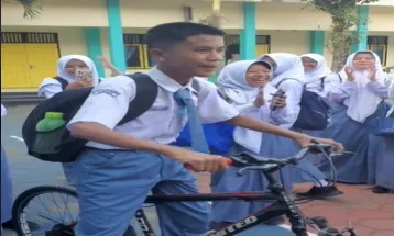 Inspiratif, Kisah Anak-anak SMA Patungan Beli Sepeda untuk Temannya karena Jalan Kaki ke Sekolah