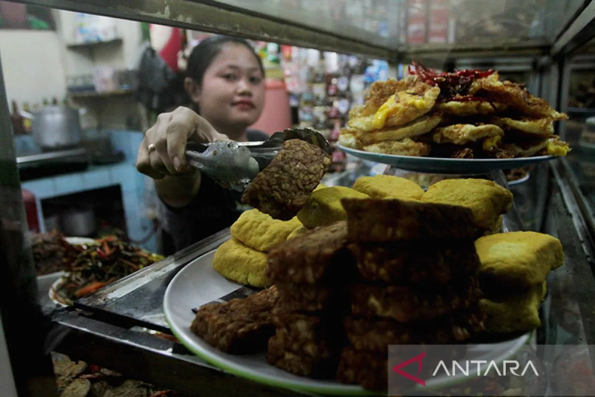 Sejarah Warteg: Warung Makan Asal Tegal Andalan Pekerja Jakarta Era Orde Lama