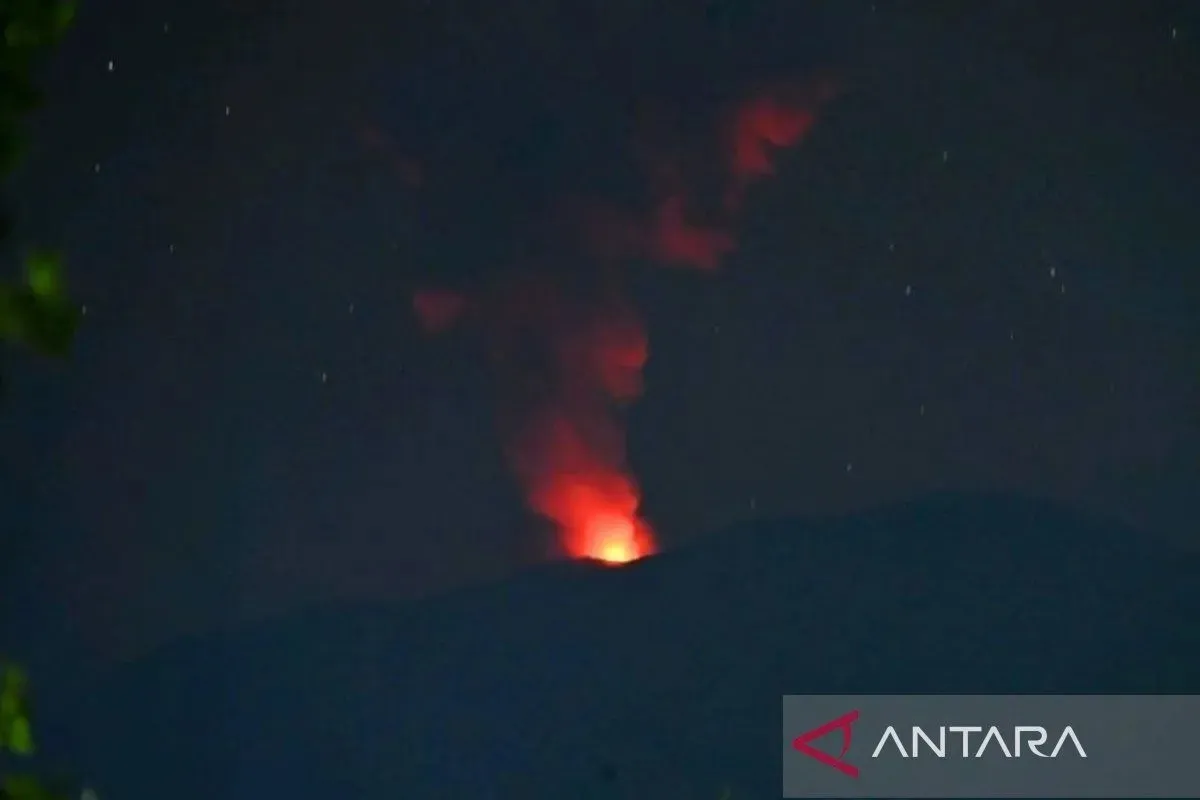 Kembali Erupsi, Gunung Ibu Keluarkan Abu Setinggi 700 Meter