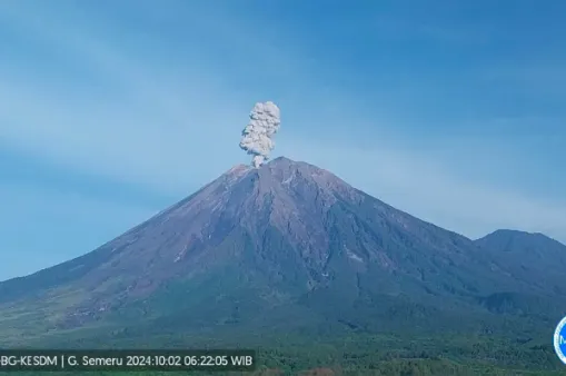 Gunung Semeru Alami 9 Kali Erupsi, Kolom Abu Capai 1.000 Meter