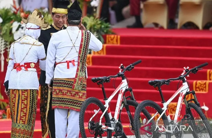 Jokowi Sering Bagi-bagi Hadiah Sepeda Selama Jadi Presiden, Ini Alasannya