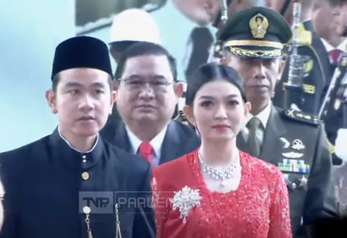 Gibran Arrives at MPR/DPR Building in Traditional Betawi Attire