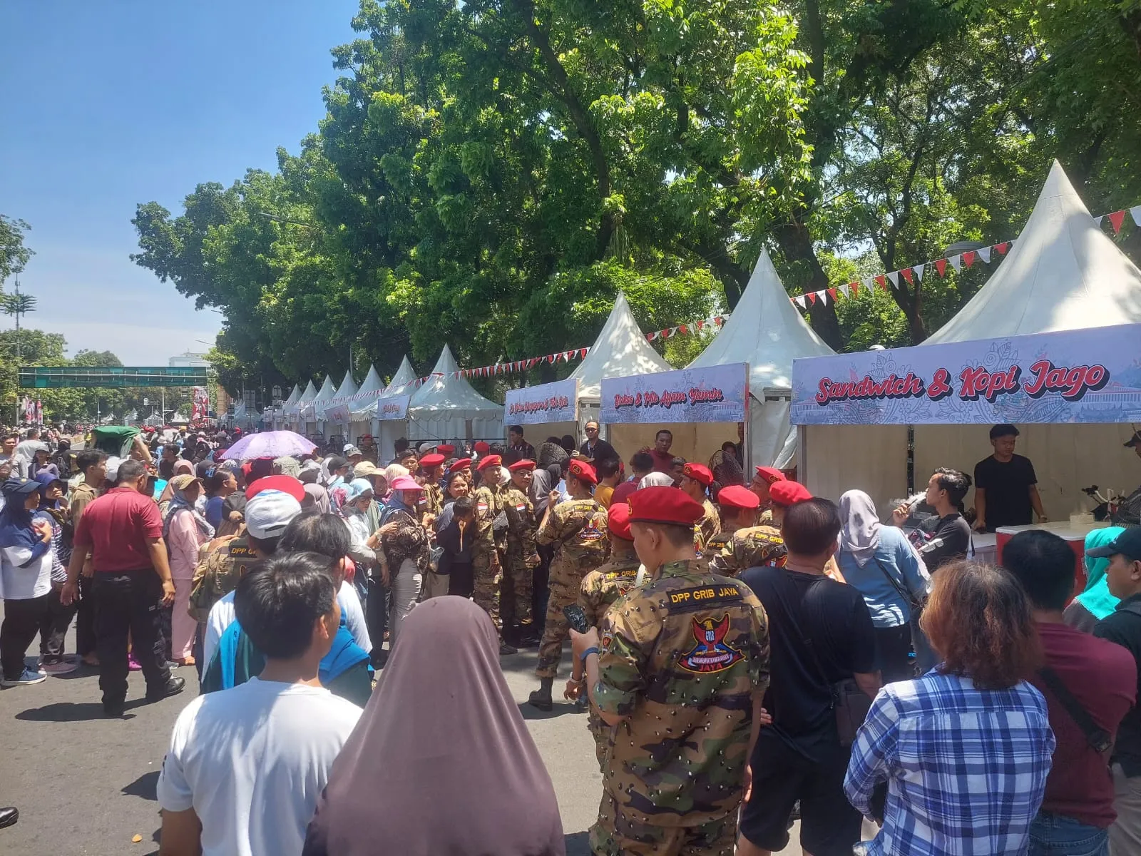 Pelantikan Prabowo-Gibran: Masyarakat Terlihat meramaikan Booth UMKM di Area Museum Nasional