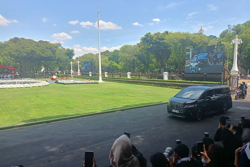 Jokowi Arrives at Merdeka Palace to Bid Prabowo Farewell