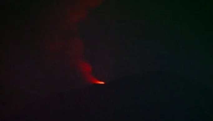 Gunung Ibu Kembali Erupsi, Tinggi Abu Capai 700 Meter