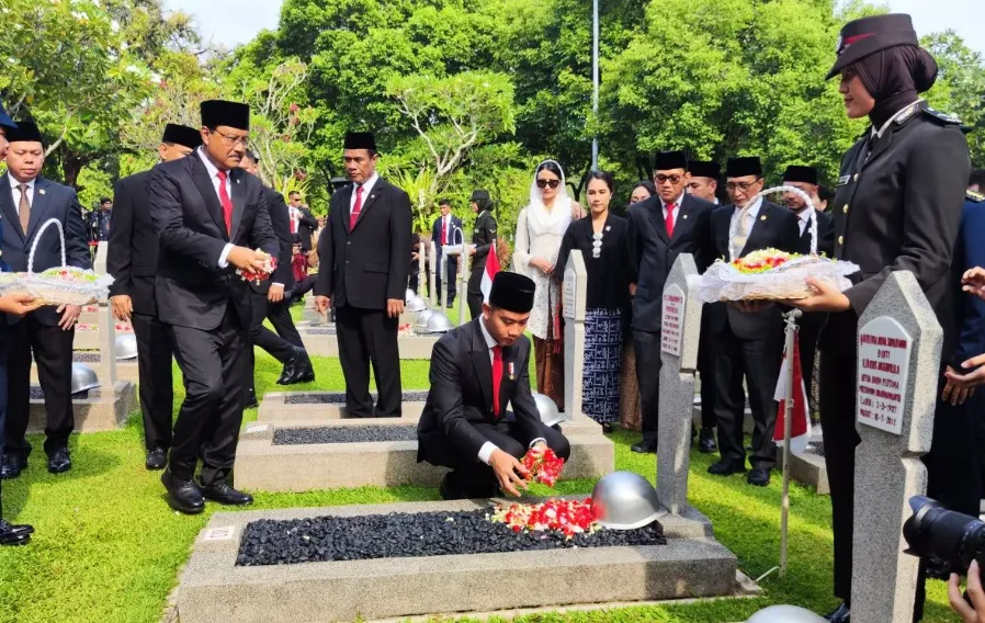 Vice President Gibran Rakabuming Raka Leads the Heroes' Day Commemoration Ceremony in Kalibata