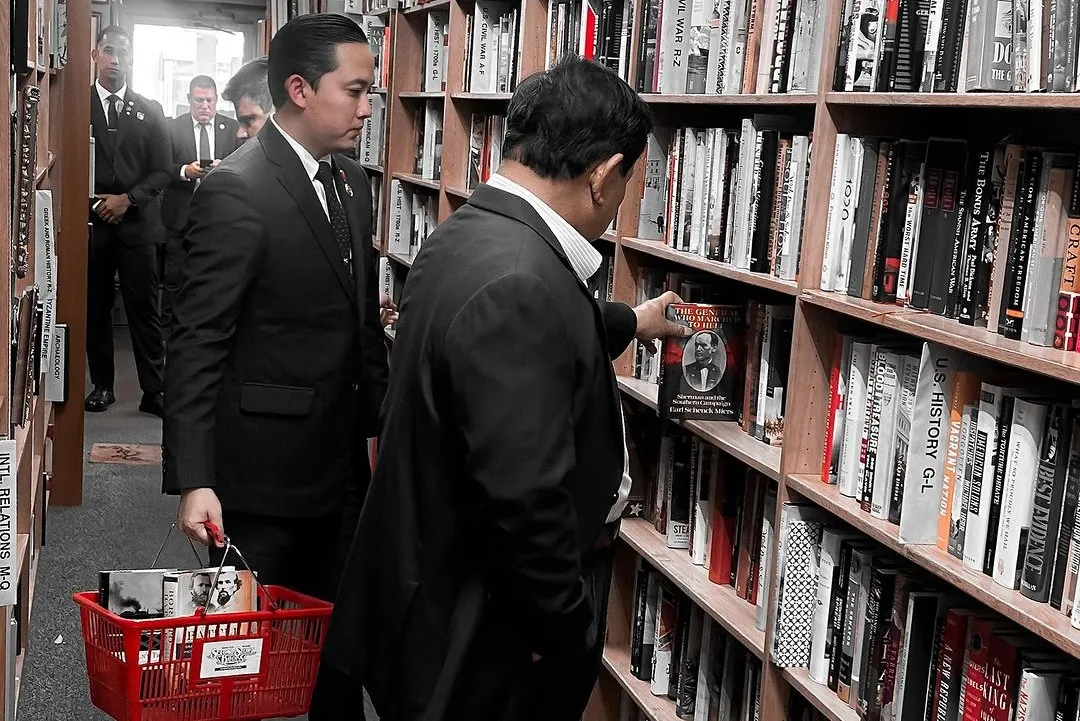 Momen Prabowo Singgah ke Toko Buku di Amerika Serikat