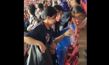 Viral Suporter Jepang Bersih-Bersih Stadion GBK Usai Pertandingan