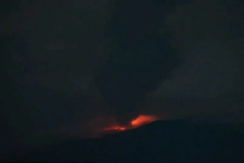 Gunung Ibu di Halmahera Barat Keluarkan Sinar Api Setinggi 100 Meter