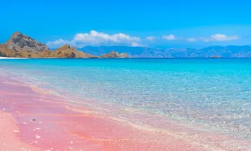 Top 10 Beaches You Can’t Miss in 2024, Indonesia’s Pink Beach Included!