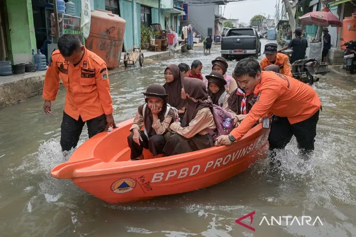 KPU Jakarta Sediakan Perahu ke TPS untuk Pemilih Terdampak Banjir