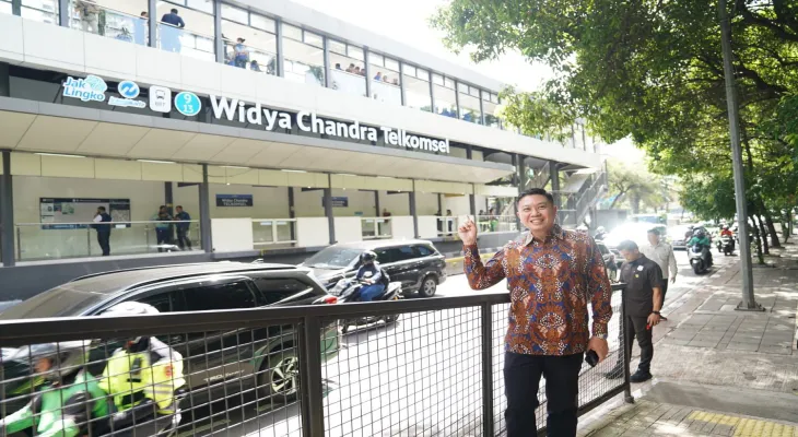 Telkomsel, TransJakarta Collaborate to Name Bus Stop Widya Chandra Telkomsel