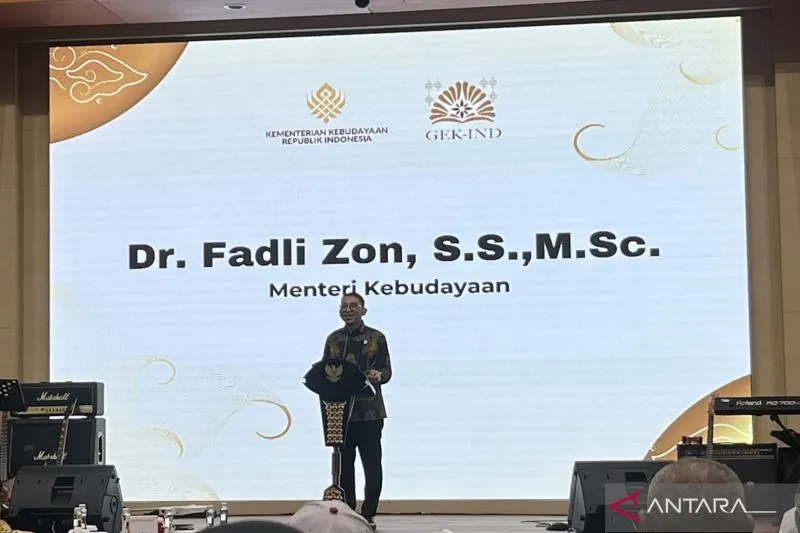 Minister Fadli Zon Highlights the Cultural Value of Postcards