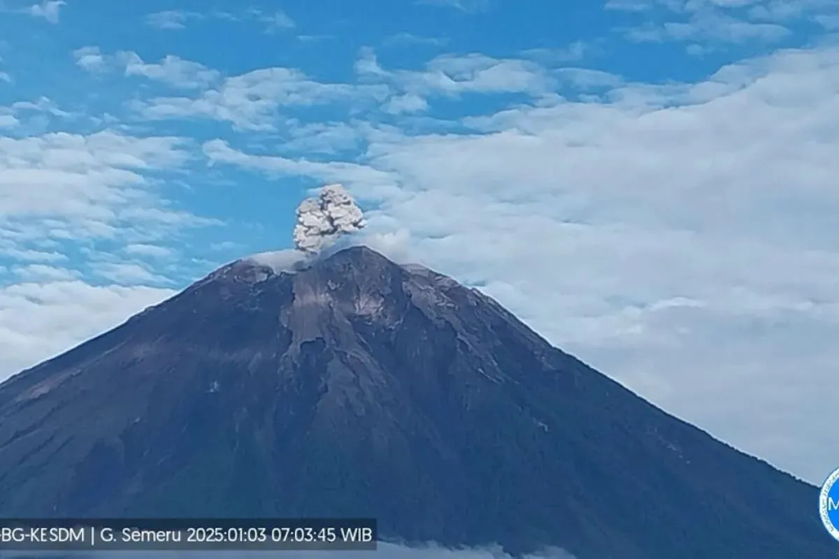 Semeru Batuk Lagi! Beberapa Kali Erupsi di Rabu Pagi