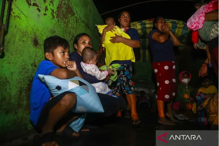 BNPB Prioritaskan Kebutuhan Pokok Pengungsi Gunung Ibu