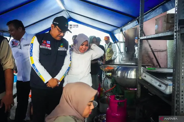 Pemerintah Salurkan Bantuan Makanan hingga Pakaian untuk Pengungsi Banjir di Jakarta