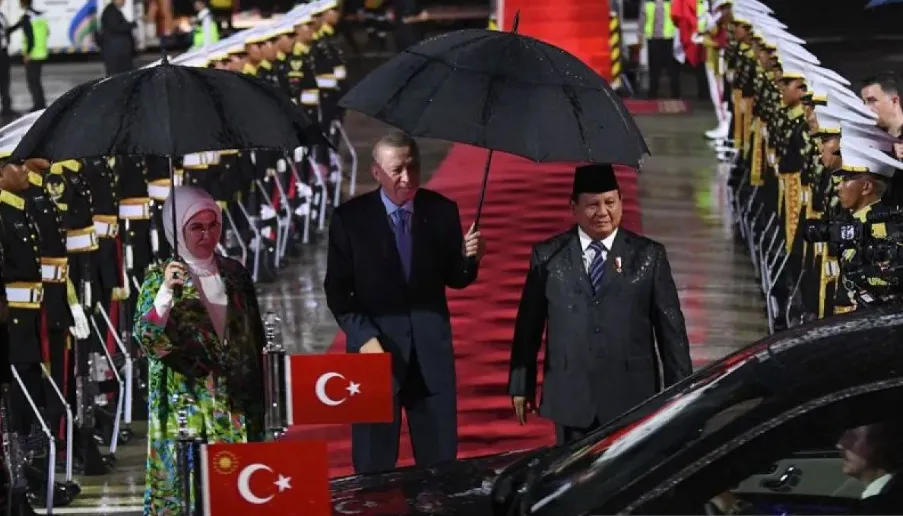 Presiden Erdogan Tiba di Jakarta, Berbagi Mobil dengan Presiden Prabowo Menuju Hotel