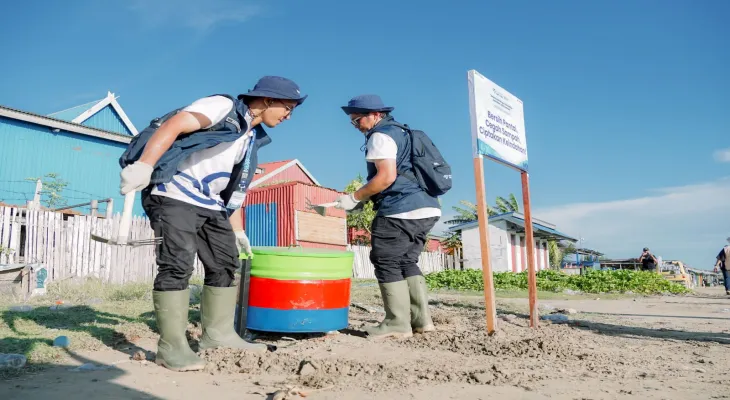 Relawan Bakti BUMN Sapu Bersih Sampah di Pantai Lampu Satu Merauke