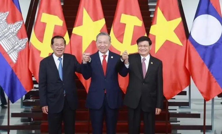 Vietnam Holds Trilateral Meeting, Strengthens Solidarity with Cambodia and Laos