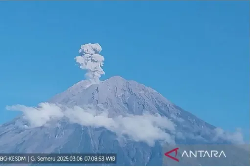 Gunung Semeru Kembali Erupsi, Tinggi Letusan Capai 1.100 Meter