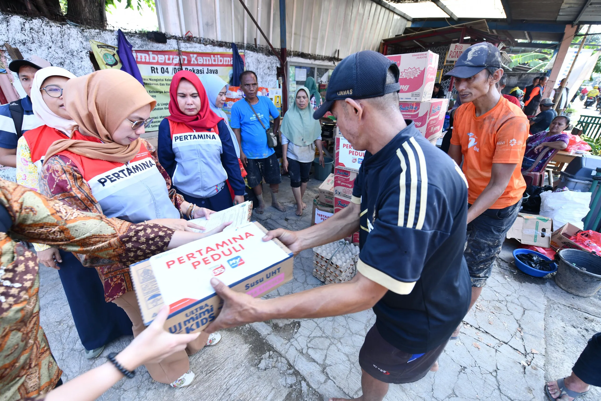 Relawan Pertamina Peduli Bantu Warga Terdampak Banjir Bekasi