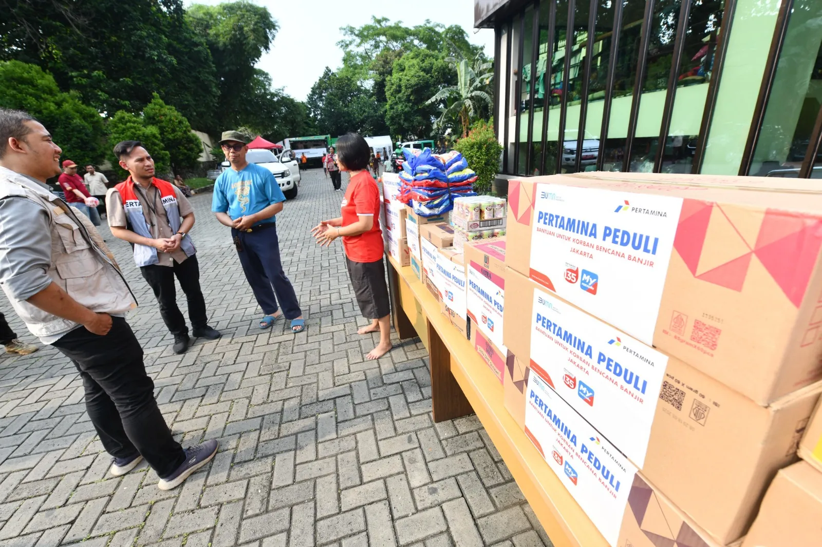 Pertamina Peduli Salurkan Bantuan ke Warga Terdampak Banjir di Jakarta Selatan